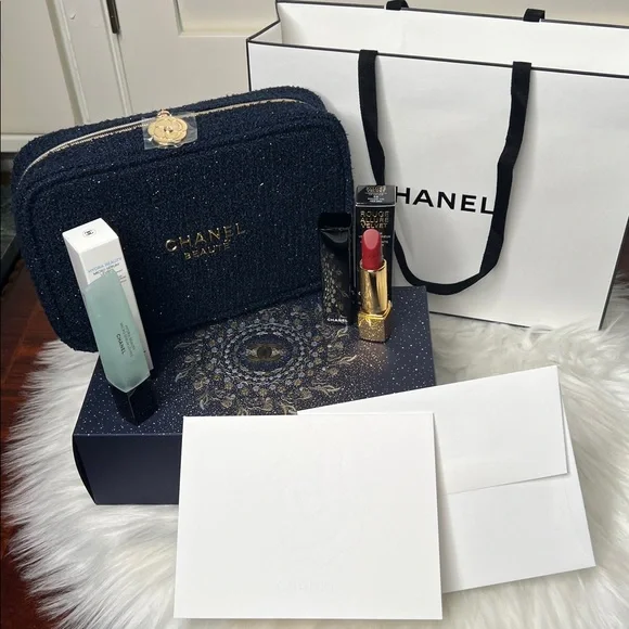 Chanel Limited Set:Serum, Lipstick, Cosmetic Bag, A Card, Ribbons & Shopping Bag - Picture 4 of 17
